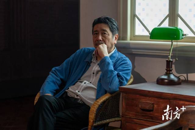周令飞惊讶鲁迅话题频上热搜 毛背心成文化符号